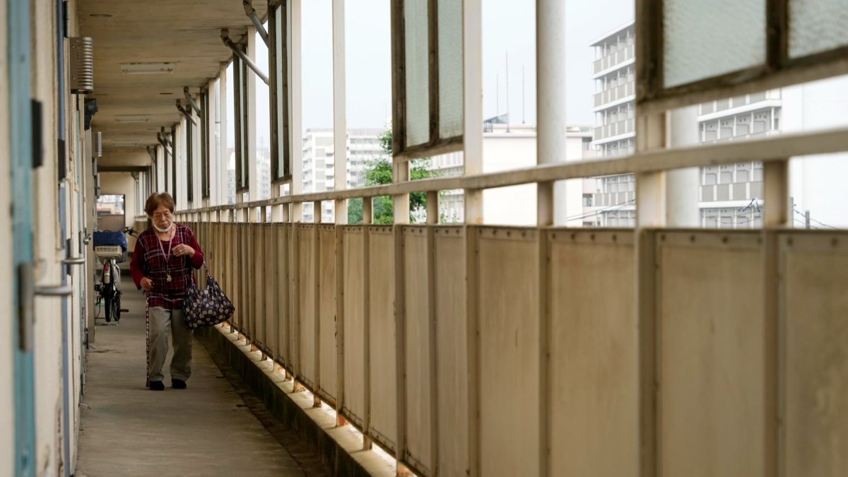 Una anciana japonesa en el distrito de Kirigaoka 1-chome, una zona de Tokio con una alta tasa de residentes de 65 años o más, en Tokio, Japón, el 14 de junio de 2023.