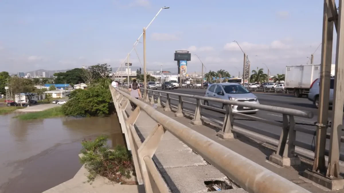 El puente de la Unidad Nacional es utilizado a diario por automóviles, motocicletas, buses y transporte pesado.