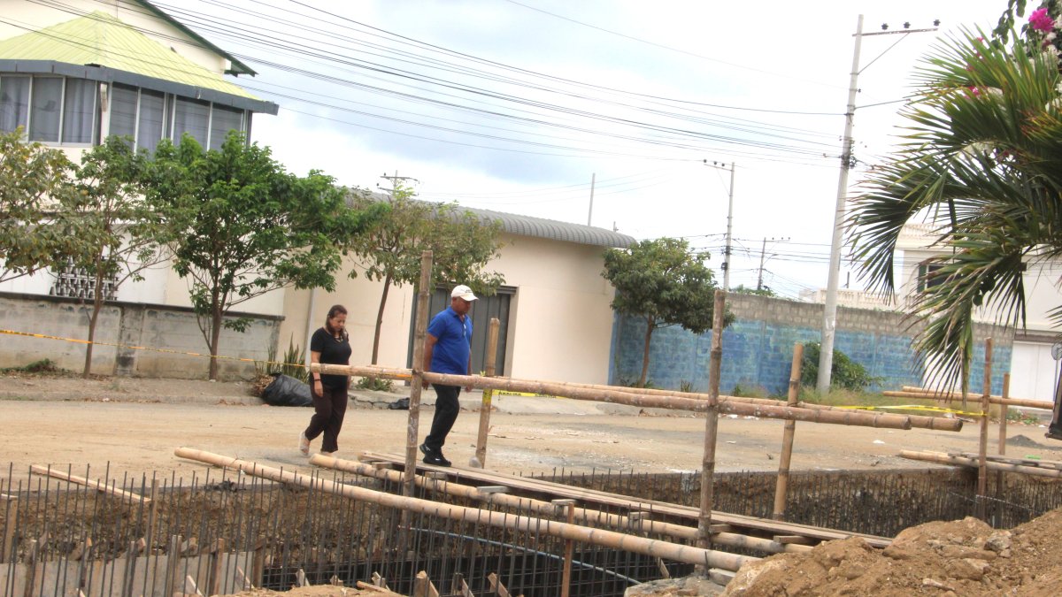 Para ingresar a las viviendas los pobladores han improvisados puentes de tabla y caña hasta que se cierre el canal abierto