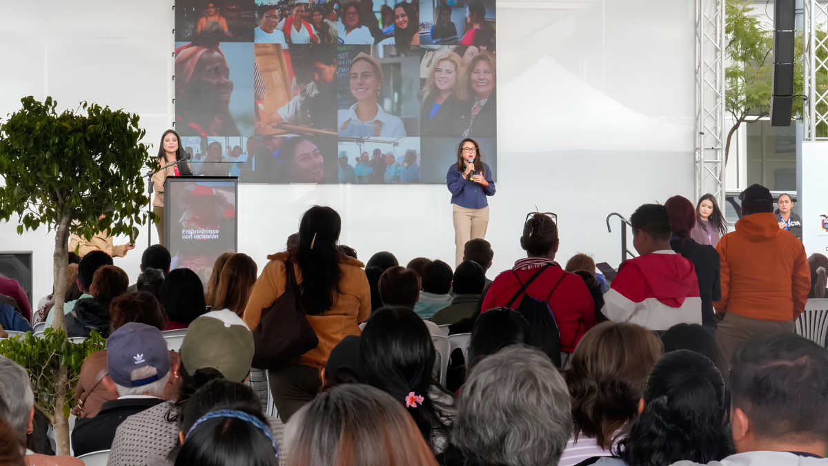 Presentación de programas inclusivos en Ecuador, con énfasis en becas para mujeres y personas LGBTI+.