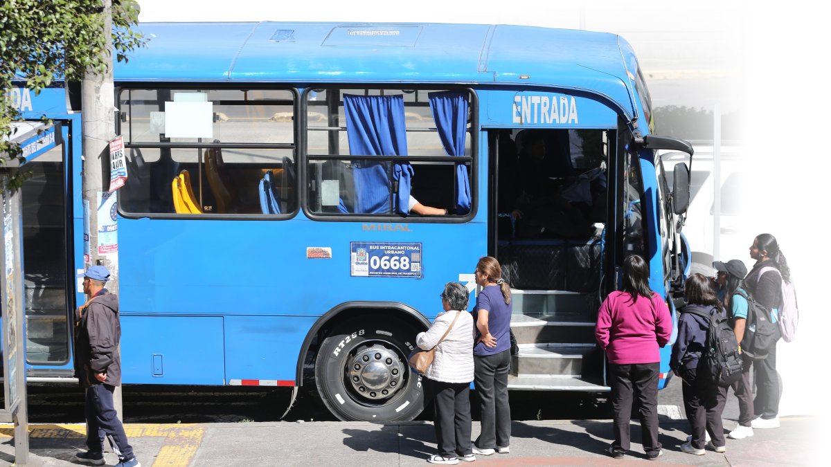 La AMT intensificó los controles al transporte público en Quito para detectar infracciones y verificar el cumplimiento de las normas de seguridad.