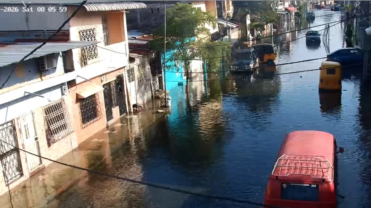 La marea alta ha provocado acumulación de agua en calles de Guayaquil durante los últimos días.