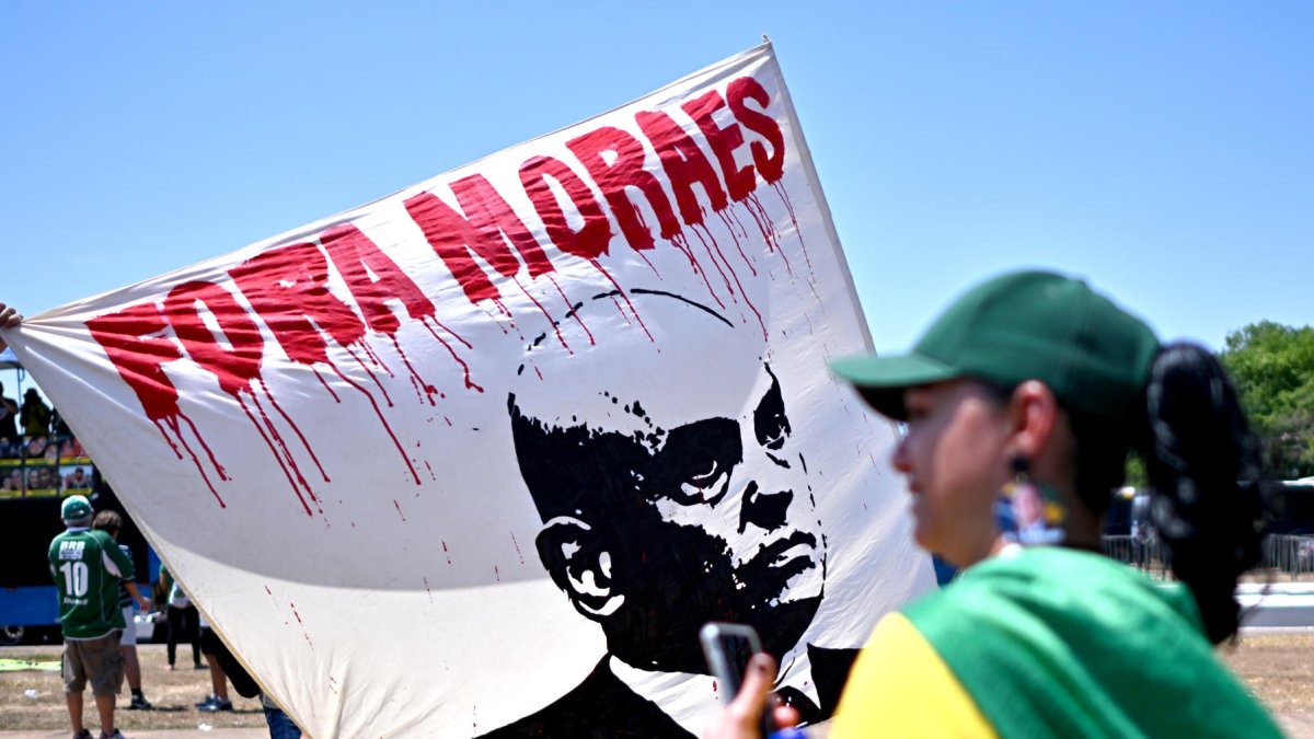 Cartel con la imagen del polémico magistrado Alexandre de Moraes durante una protesta este martes, frente al Congreso Nacional en Brasilia (Brasil).