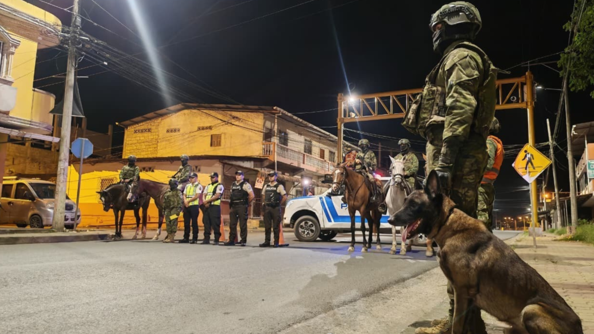 Operativo conjunto de policías y militares durante el toque de queda en Ecuador, vigente desde el 17 de septiembre.