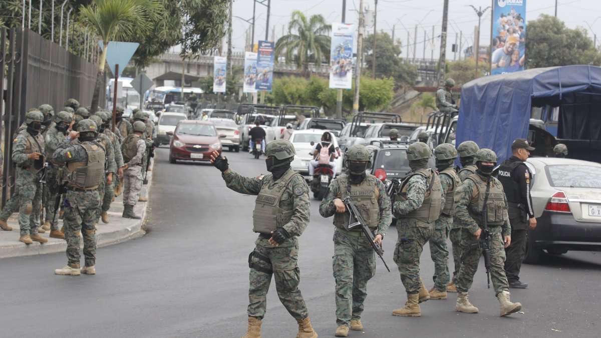 Militares durante un operativo en una zona de Durán, en la provincia de Guayas.