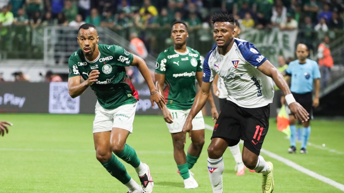 Michael Estrada (d) comandará el ataque de Liga de Quito ante Palmeiras en busca de los dos goles de ventaja que necesitan los albos para clasificar a semifinales.