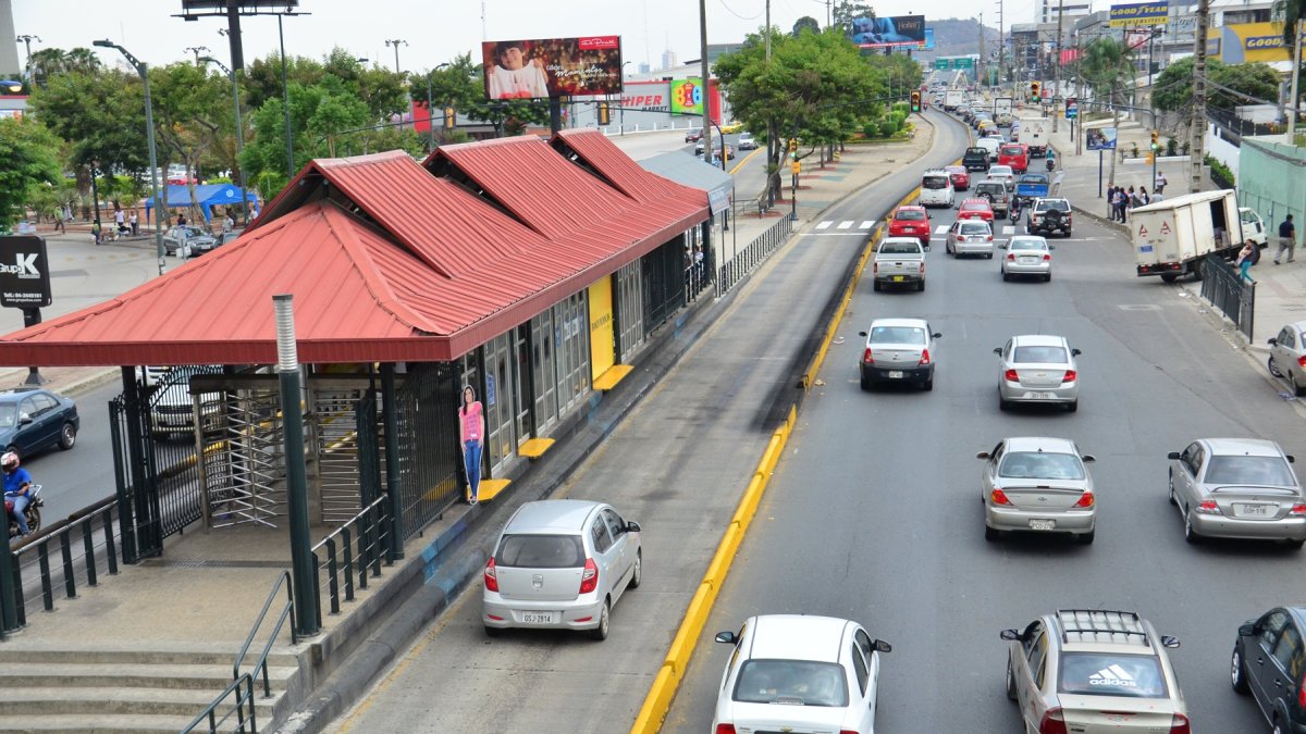 La detención ocurrió tras un robo en la estación de Metrovía del colegio 28 de Mayo, en la avenida Carlos Julio Arosemena, norte de Guayaquil.