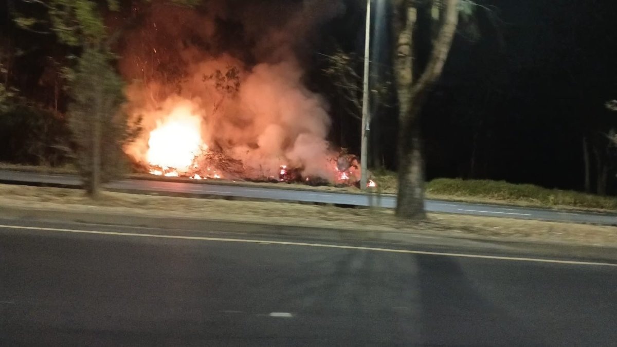 Bomberos de Quito controlaron el incendio forestal registrado en la avenida Simón Bolívar, cerca de la Casa de la Selección, este martes.