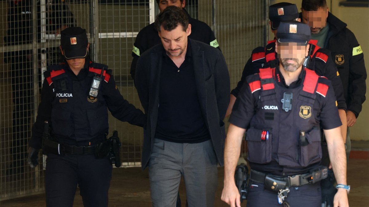 Agentes de la policía regional catalana escoltan a Jonathan Andic, hijo de Isak Andic, fundador de la marca de moda española Mango, a su llegada a un juzgado en Martorell, el 19 de mayo de 2026.