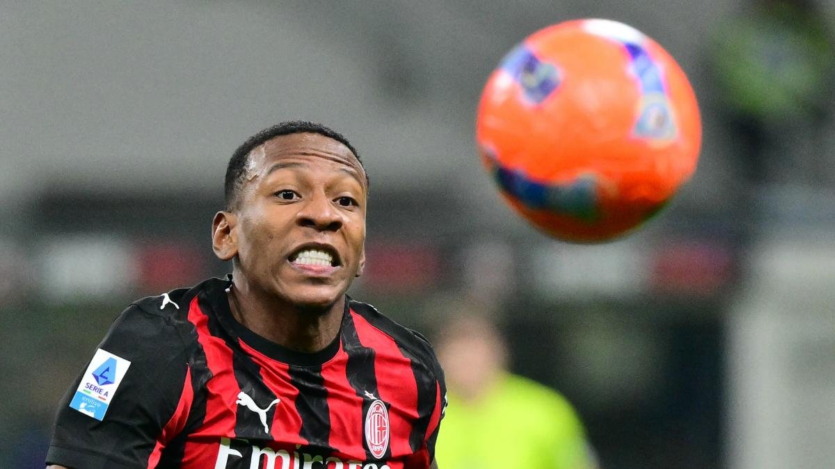 El ecuatoriano Pervis Estupiñán disputa la Europa League con AC Milan.