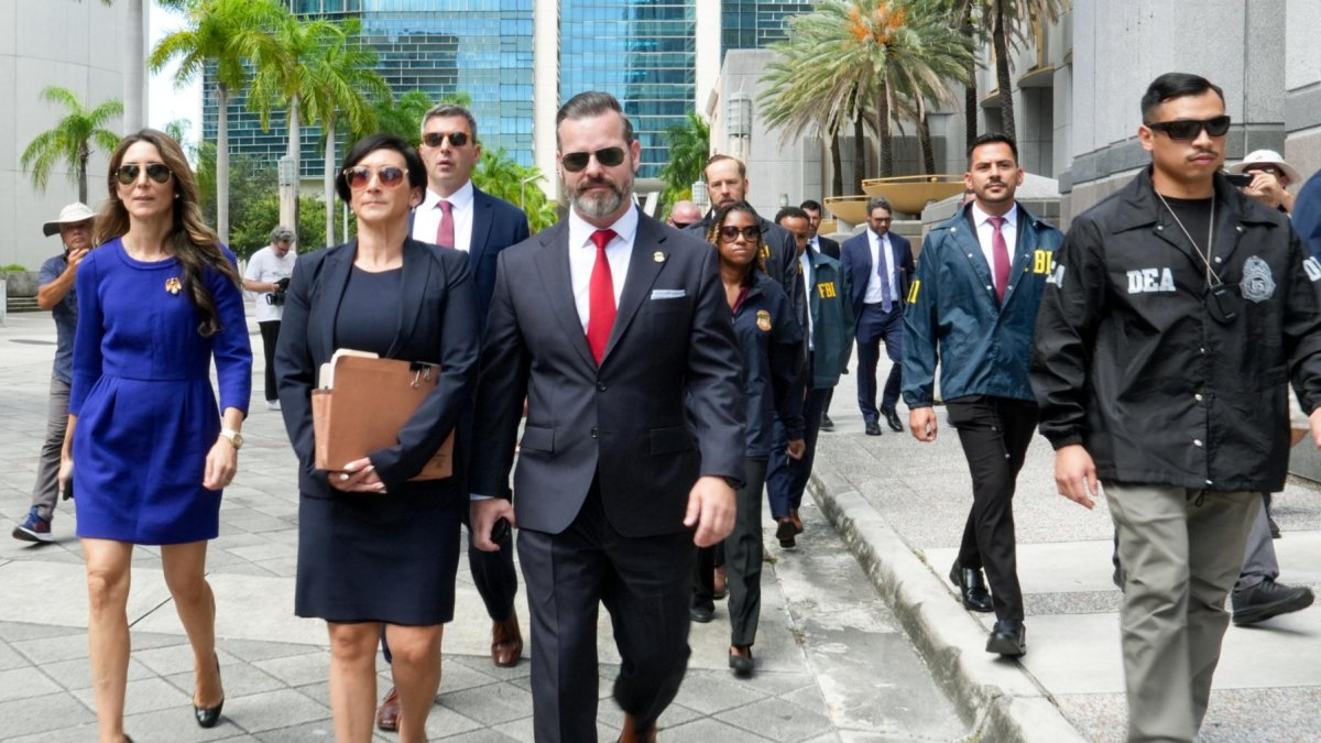 Integrantes del FBI y la DEA caminan frente al Palacio de Justicia Federal Wilkie D. Ferguson Jr, en Miami (Estados Unidos).