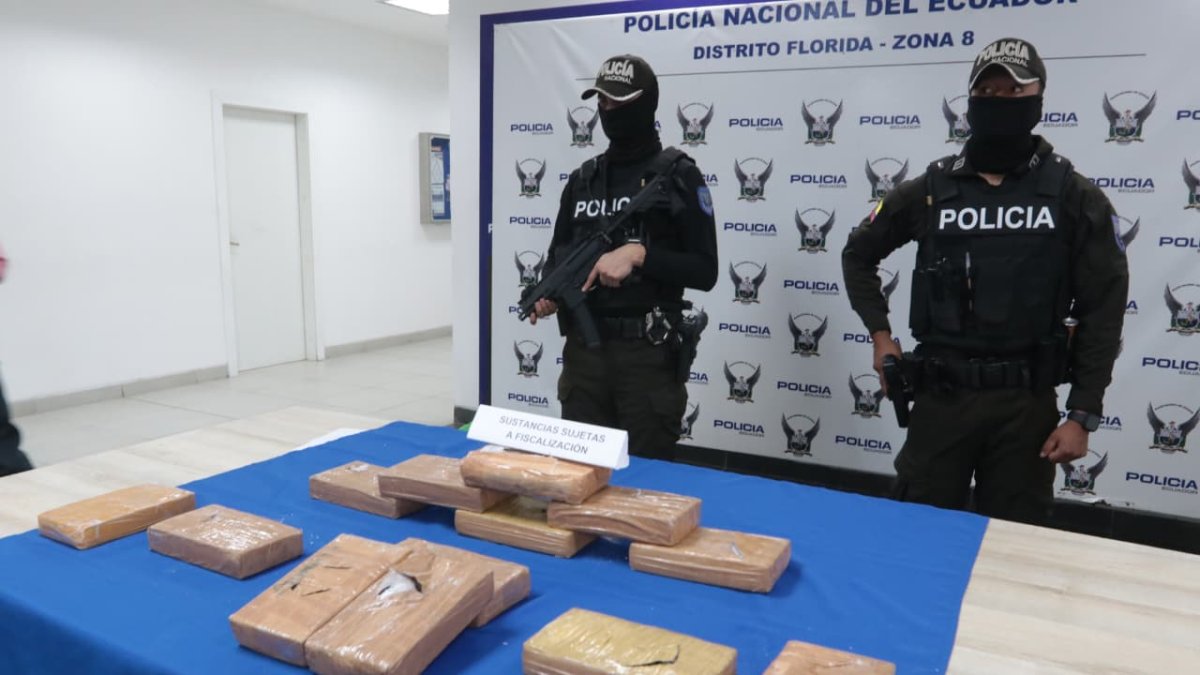 Policía encontró 13 bloques de presunta droga en una urbanización de Bellavista Alta.