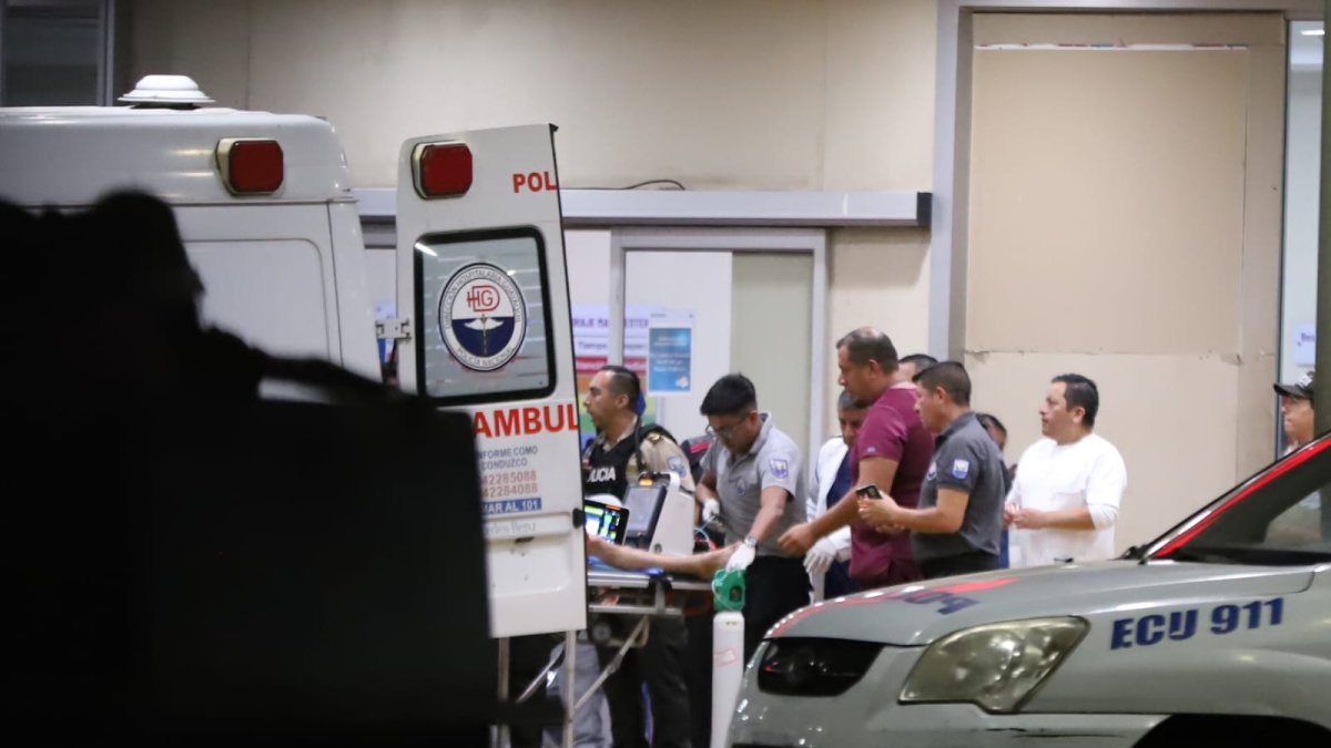 El policía estaba en estado crítico en el hospital de Monte Sinaí.