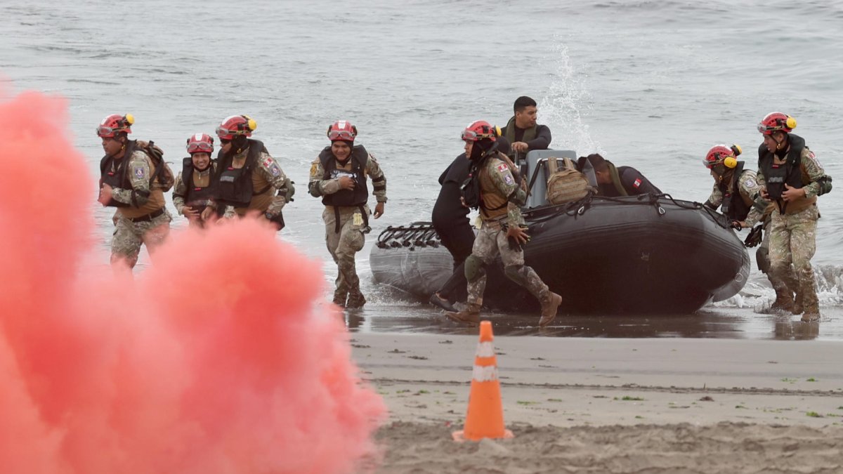 Integrantes de fuerzas navales de varios países realizan un ejercicio de asistencia humanitaria