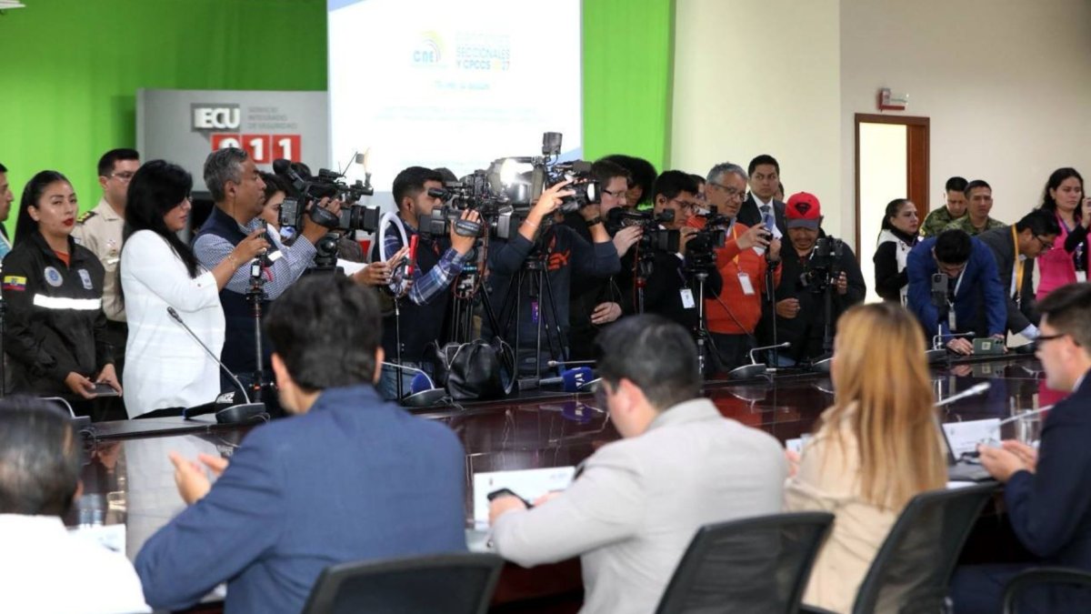 Elecciones 2027: Policía ofrece protección a candidatos en riesgo en Ecuador por amenazas criminales.