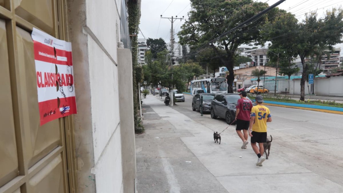Autoridades allanaron un inmueble en Urdesa que funcionaría como una presunta casa de citas.