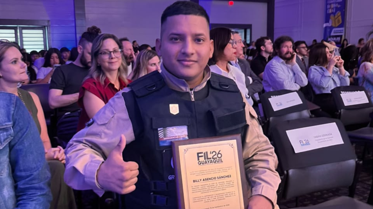 Billy Asencio recibió un reconocimiento en la FIL 2026.