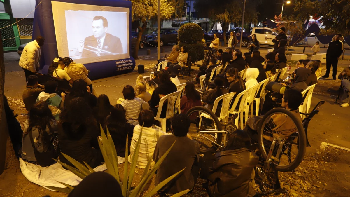 En la plaza Gabriela Mistral, en La Mariscal, se proyectó La Leyenda de los tayos.