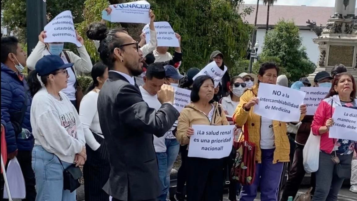 El Frente de Pacientes Renales, presidido por Kevin Valdez, se ha manifestado en la Plaza Grande, para que se garanticen las diálisis que requieren.