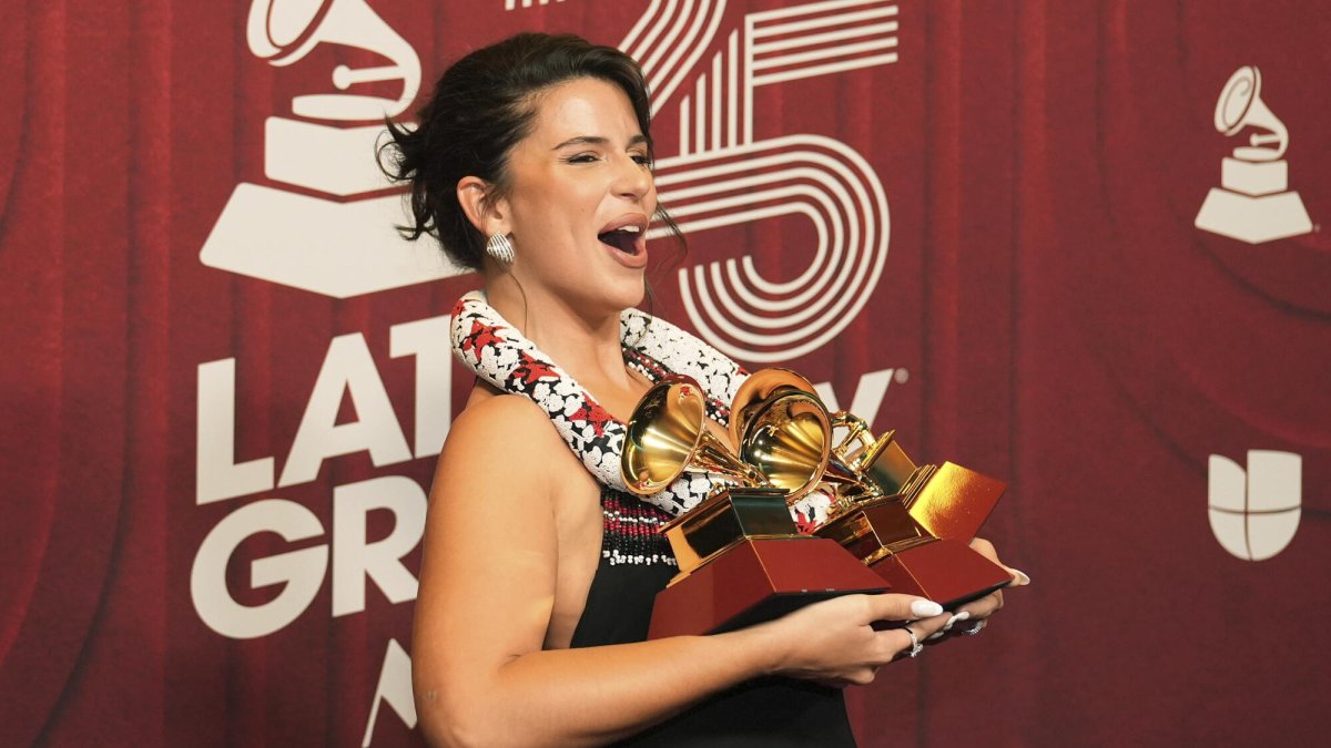 Nathy Peluso sostiene sus tres premios en la ceremonia del Latin Grammy el jueves 14 de noviembre de 2024, en Miami.
