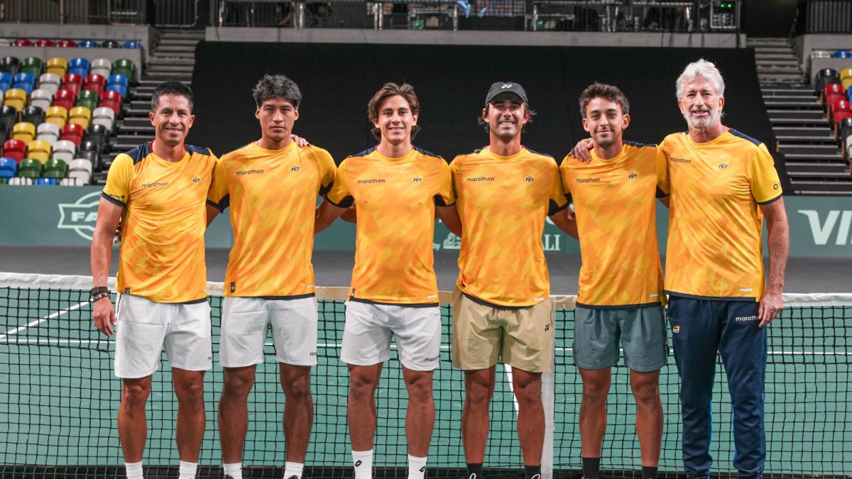 Gonzalo Escobar, Ángel Véliz, Álvaro Guillén, Diego Hidalgo, Andrés Andrade y el capitán Raúl Viver.