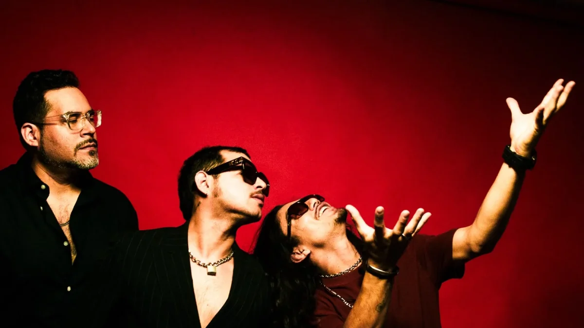 Ney Suárez (batería), Fa Paredes (voz, guitarra), John Villamar (voz, bajo) son los miembros de Ludovico, que hace poco estrenó el primer single de su nuevo disco.