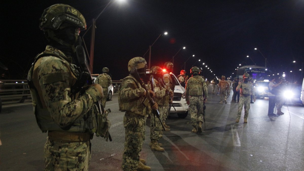 Militares realizando operativos durante una jornada de toque de queda en Guayas.