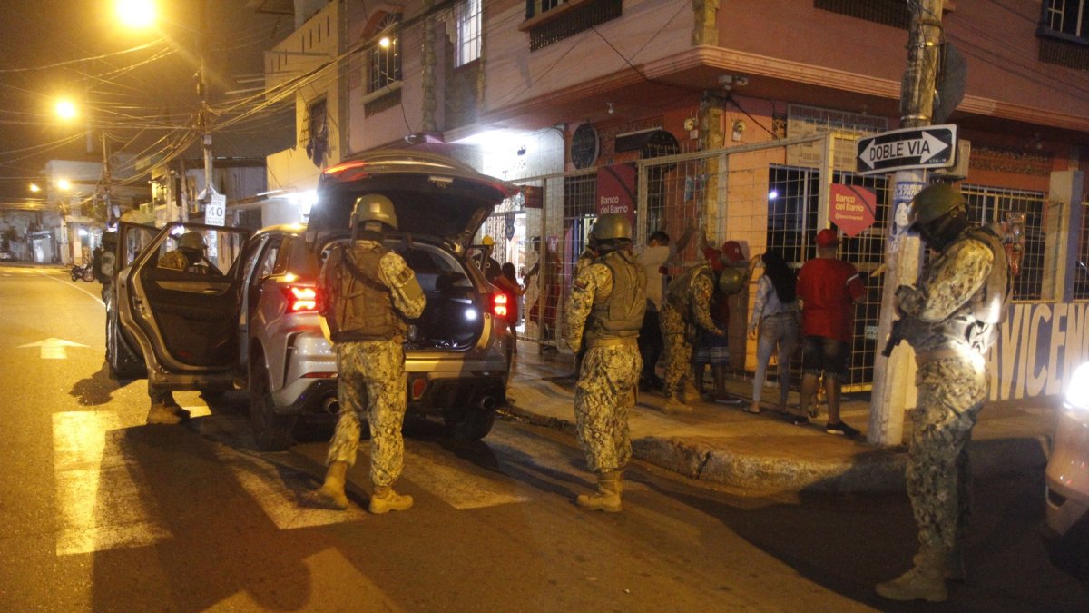 Efectivos de las Fuerzas Armadas realizan requisas durante una jornada de toque de queda en la provincia de Guayas.