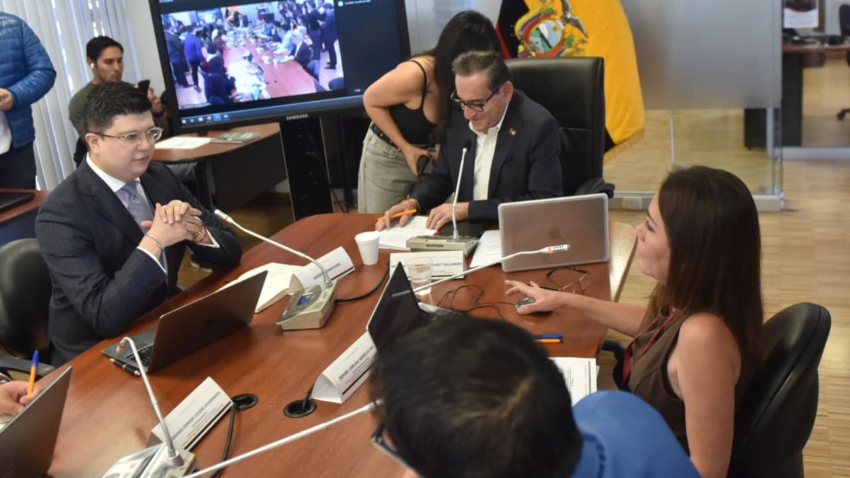Mercedes Caicedo presentó un oficio de excusa minutos antes del inicio de la sesión de la Comisión de Garantías Constitucionales.