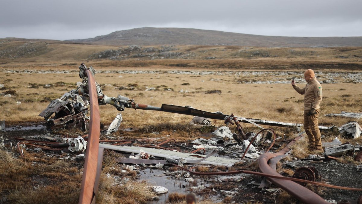 Un excombatiente argentino observa los escombros dejados por la guerra, este miércoles en Islas Malvinas.