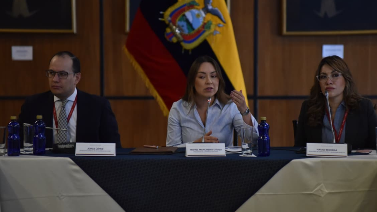 Mishel Mancheno (c.), presidenta de la Asamblea Nacional.
