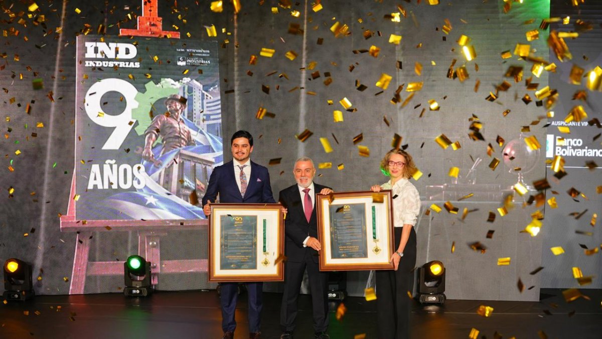 Celebración de aniversario de la Cámara de Industrias de Guayaquil se entregó garladón a Holcim y Cervecería Nacional.