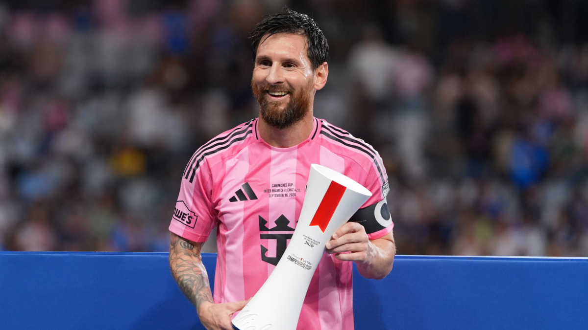 Lionel Messi celebra la conquista del torneo Campeones Cup, que Inter Miami ganó este miércoles a Cruz Azul en el estadio NU.