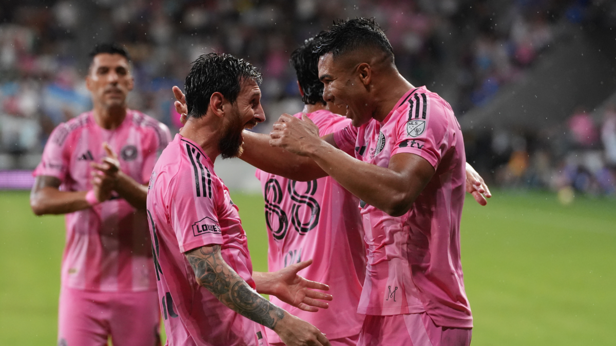 El argentino Lionel Messi y el brasileño Casemiro (d) celebran en la victoria por 2-0 sobre Cruz Azul que dieron a Inter Miami el título del torneo Campeones Cup en el estadio NU.