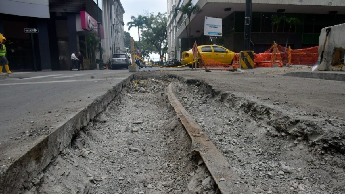 Los rieles del antiguo tranvía que reaparecieron en dos calles.
