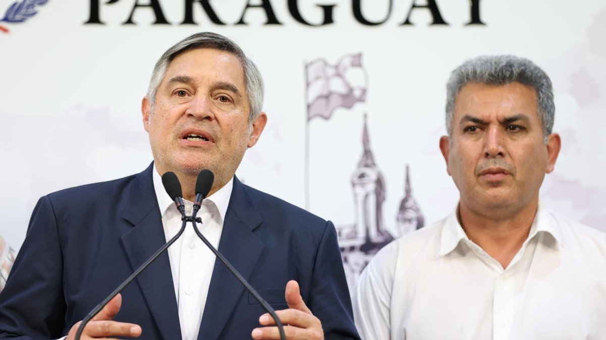 El ministro de Educación y Ciencia de Paraguay, Luis Ramírez (i), habla junto al presidente de la Federación de Educadores de Paraguay, Silvio Piris.