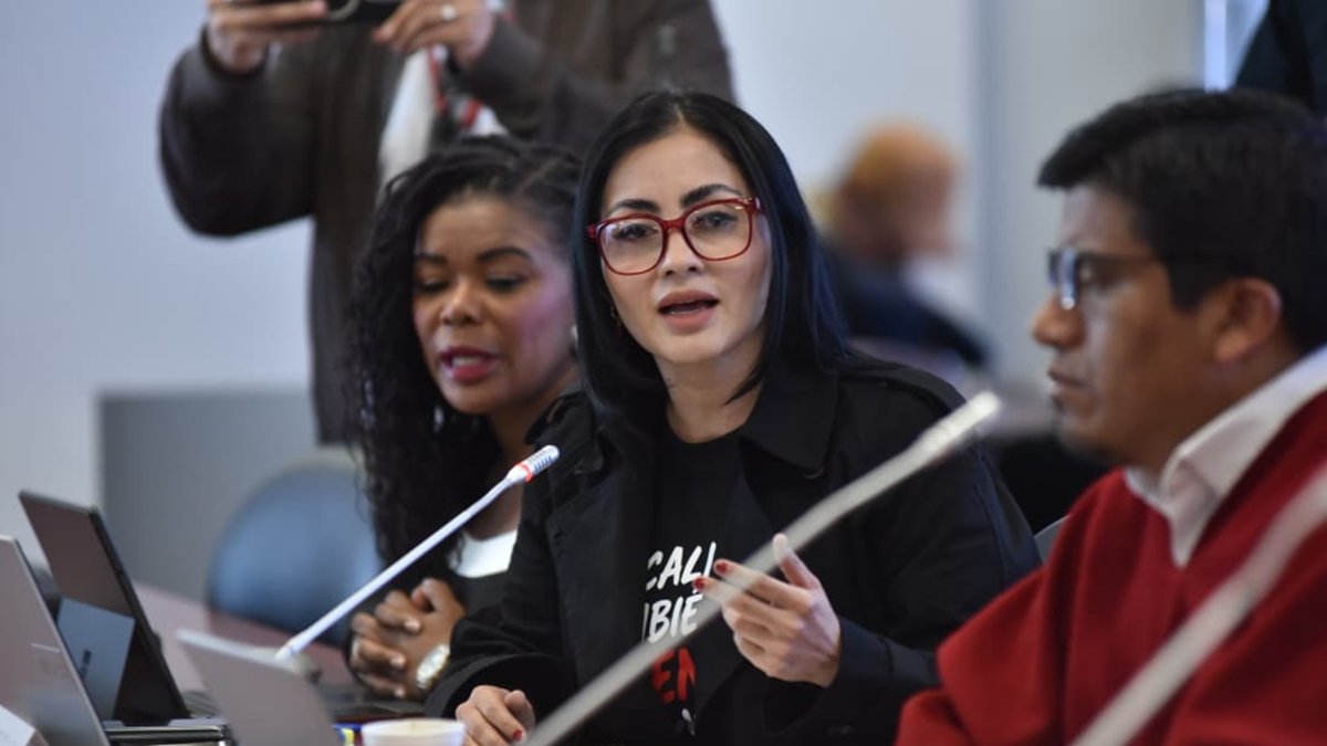 Viviana Veloz, parlamentaria correísta, rechaza la supresión de unidades anticorrupción.