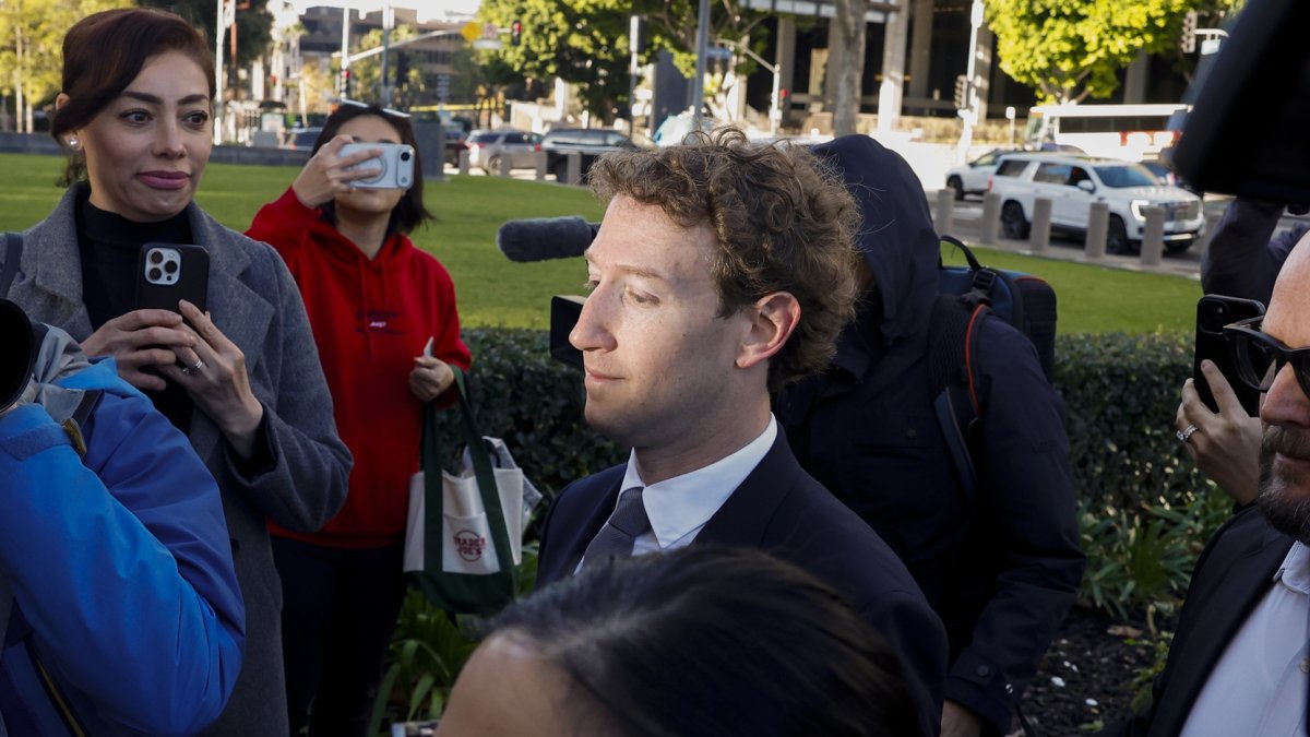 Fotografía de archivo, tomada el pasado 25 de marzo, en la que se captó a director ejecutivo de Meta, Mark Zuckerberg (c), en Los Ángeles (CA, EE.UU.). EFE/Chris Torres
