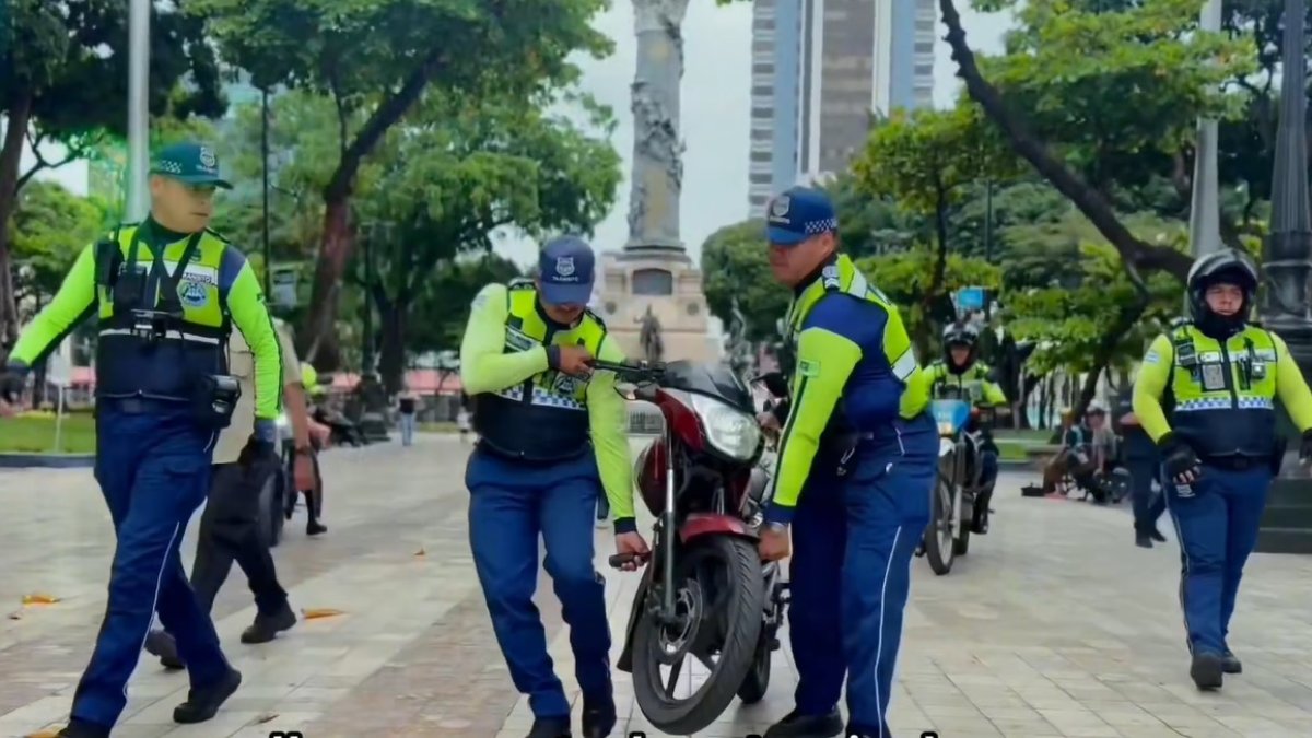 En diferentes sectores del centro se retiraron motos.