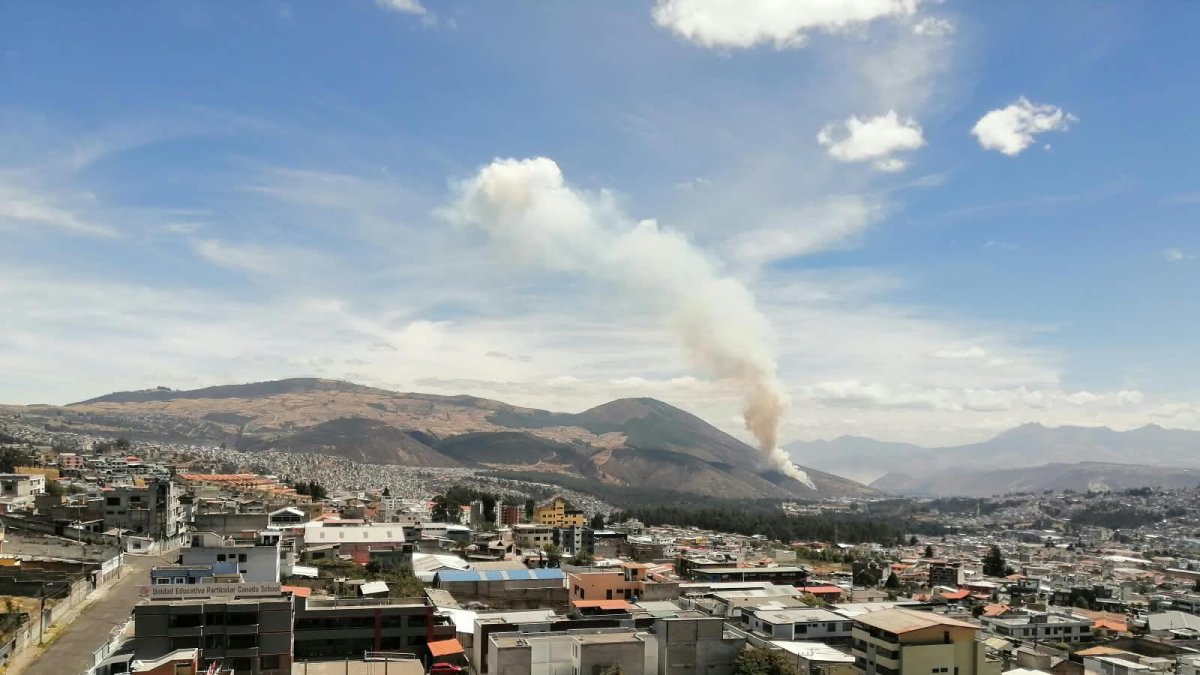 Un helicóptero de Bomberos realiza descargas de agua sobre Casitagua para apoyar las labores terrestres durante el incendio forestal registrado este jueves.