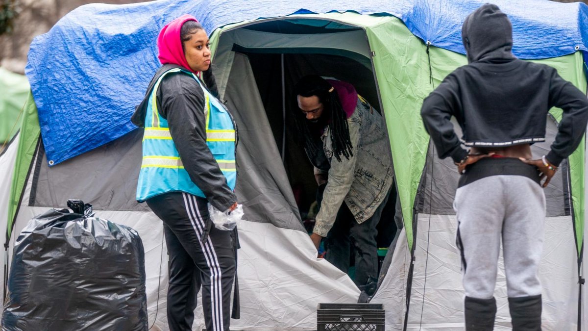 Fotografía de archivo de un defensor de personas sin hogar al alentar a un hombre a empacar sus pertenencias, en McPherson Square en Washington (EE.UU.).