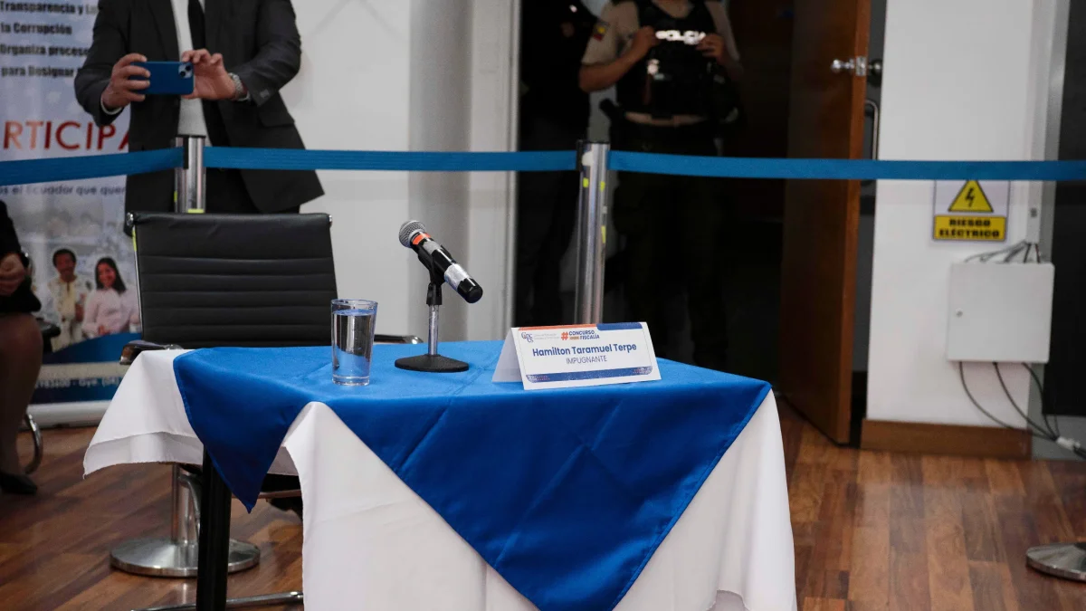 Silla vacía en la mesa de comparecencias durante la audiencia pública en Quito, donde se confirmó el archivo de la demanda tras la inasistencia del impugnante.
