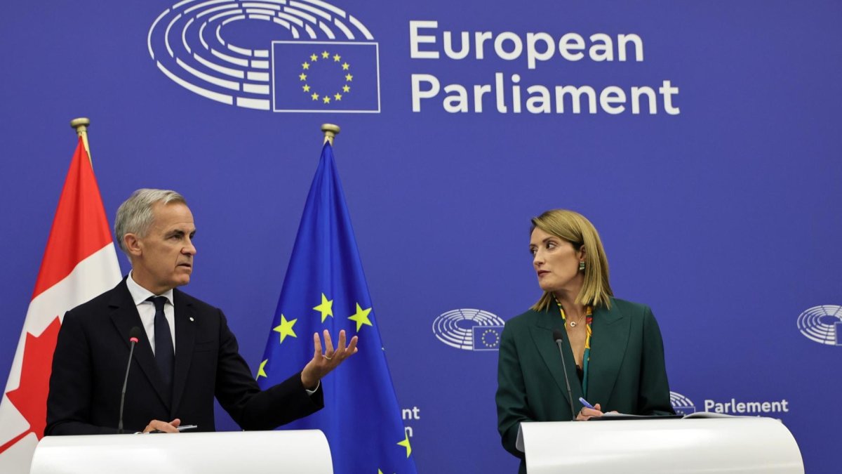 El Primer Ministro de Canadá, Mark Carney (i) y la Presidenta del Parlamento Europeo, Roberta Metsola (d).