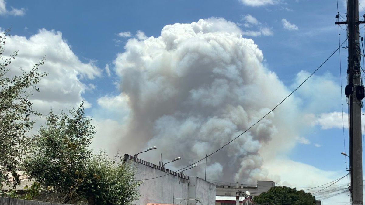 Una cortina de humo cubrió el Casitagua durante el incendio y fue visible desde varios sectores del norte de Quito este miércoles.