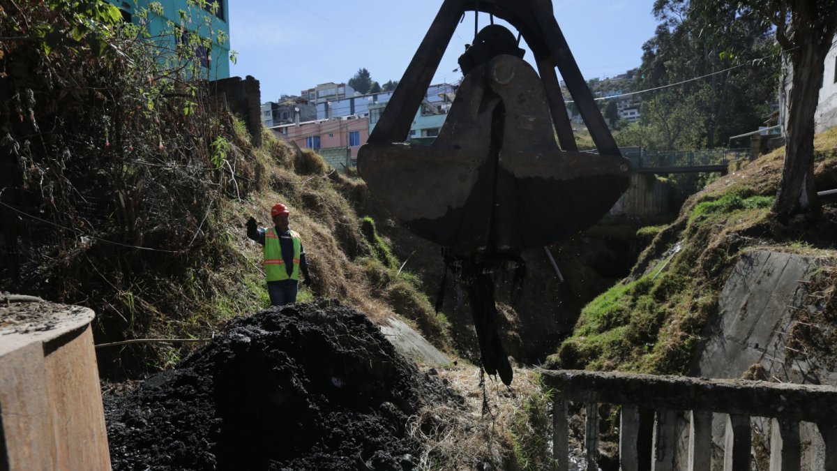 En Alma Lojana se realizó la limpieza de una quebrada para prevenir inundaciones y mantener despejados los cauces ante fuertes lluvias.