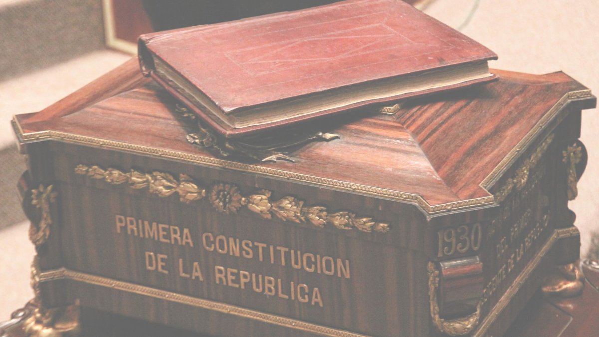 Vicente Rocafuerte organizó la convención nacional que produjo la primera Constitución que definió a la reunión de las provincias de Guayaquil, Quito y Cuenca como República del Ecuador.