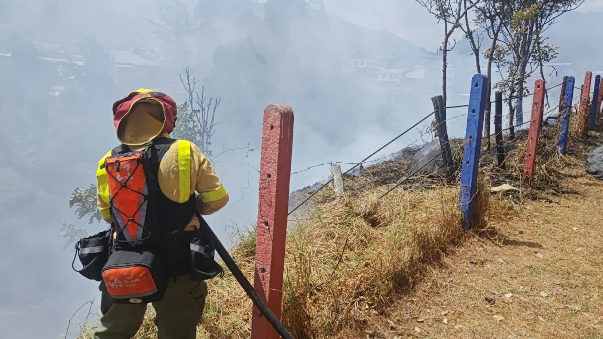 Bomberos controlaron una quema de desechos en Villaflora y realizaron labores de enfriamiento para evitar que el fuego volviera a activarse.