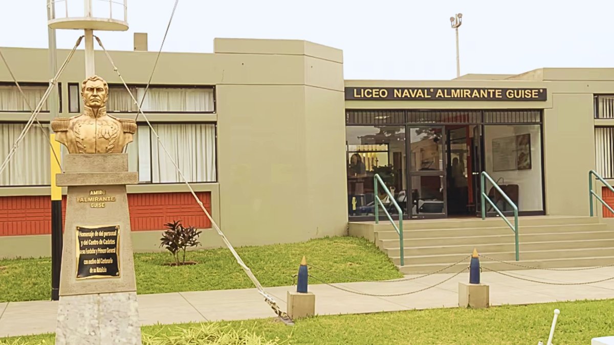 Exteriores del colegio Liceo Naval Almirante Guise en Lima, Perú.