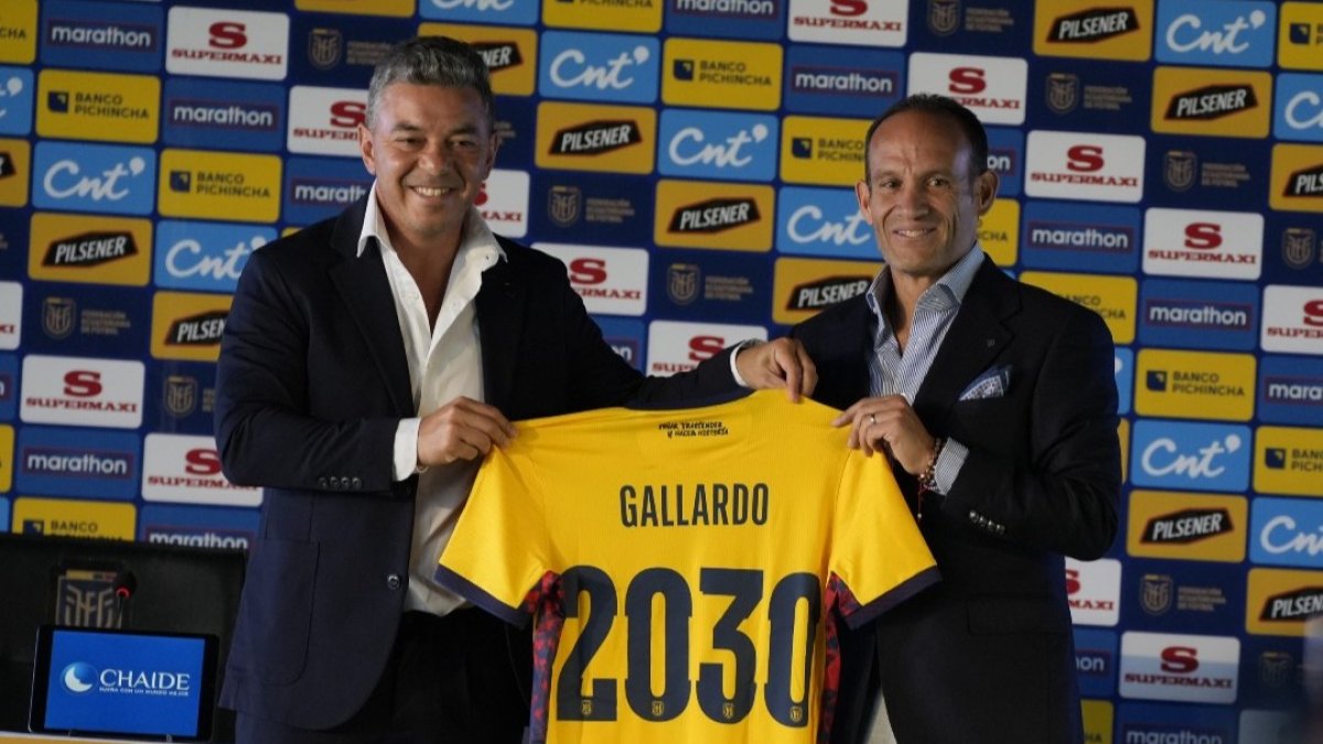 Marcelo Gallardo (i) recibió la camiseta de la selección de Ecuador, como su nuevo director técnico.