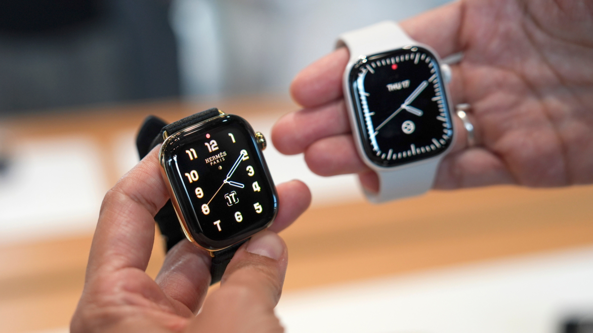Una persona sostiene los nuevos Apple Watch Series 12, el día de su lanzamiento, en Nueva York (Estados Unidos).